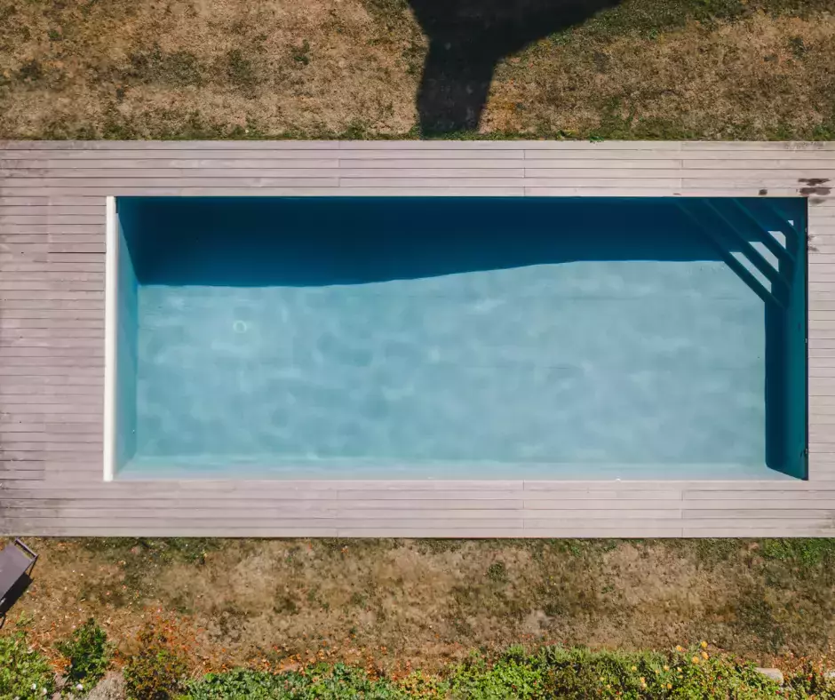 Une piscine rectangulaire aux dimensions 9 x 4 mètres, avec un escalier d’angle
