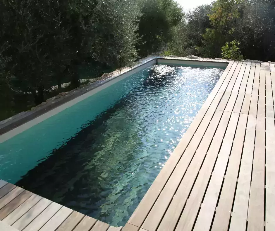 La piscine à fond mobile à Porto-Vecchio, conçue par notre équipe, offre une solution intelligente pour optimiser l'utilisation de l'espace, répondant à des besoins variés.