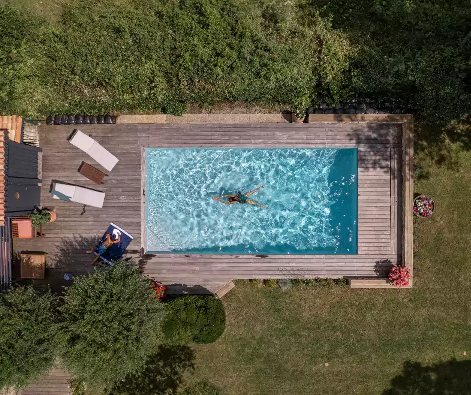 piscine terrasse bois et liner gris clair