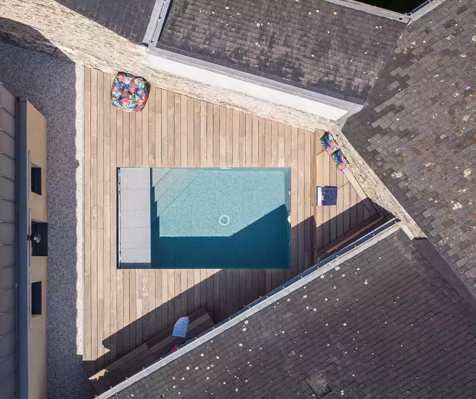 une nouvelle réalisation située dans la région d'Angers, où elle se distingue au milieu des toits de maisons.