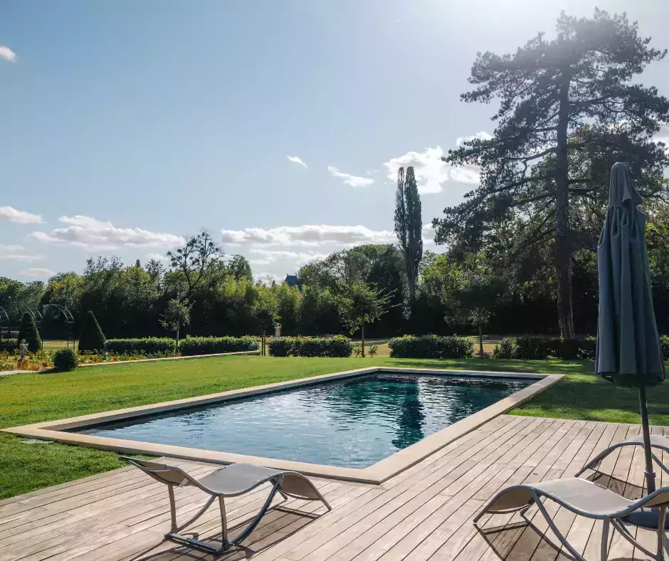 Projet d’une piscine-sur mesure réalisée dans les jardins à la française d’un château.