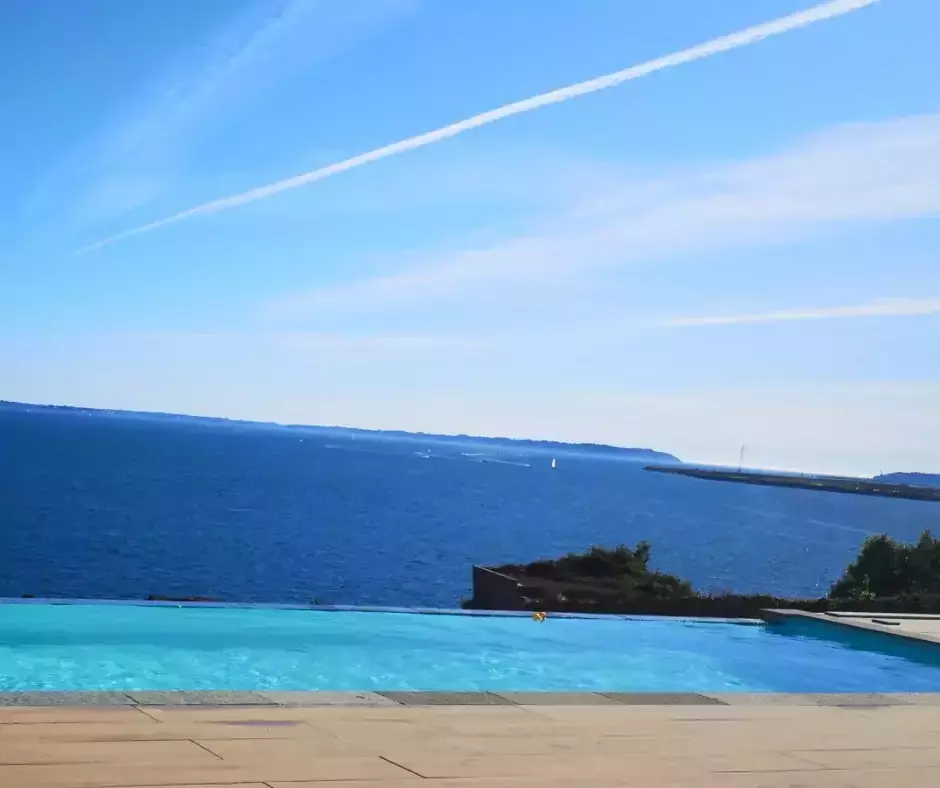La piscine à débordement érigée par notre équipe en Bretagne incarne l'élégance et le raffinement, offrant une vue imprenable sur l'océan et s'intégrant parfaitement au paysage environnant.