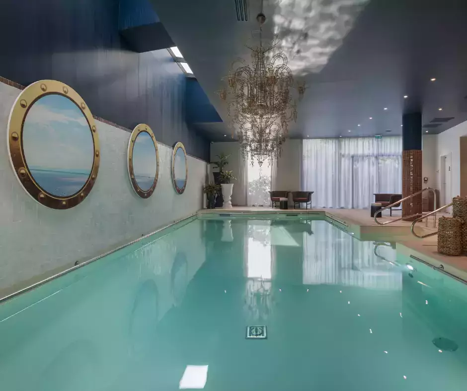 une piscine intérieure spécialement conçue pour une maison de retraite dans la région parisienne.