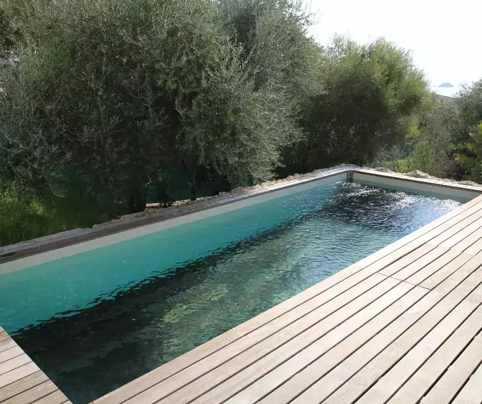 À Porto-Vecchio, la piscine à fond mobile conçue par notre équipe offre une flexibilité exceptionnelle, permettant d'ajuster la profondeur pour une utilisation diversifiée.