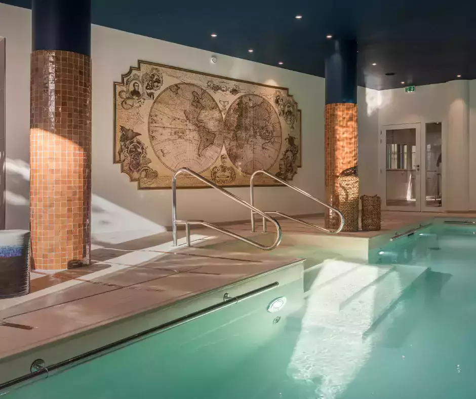 une piscine intérieure au sein d'une maison de retraite située dans la région parisienne.