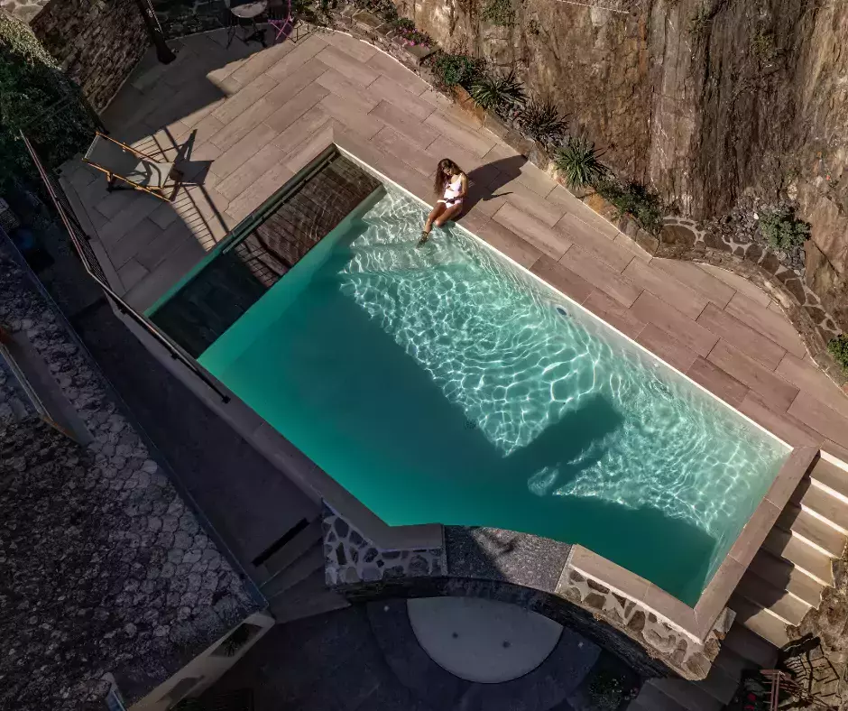 piscine à débordement construite dans la roche
