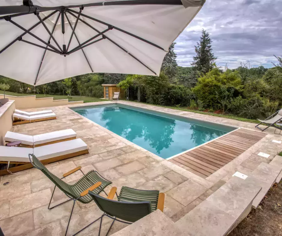Une piscine aux teintes d'olive, agrémentée d'une terrasse en travertin.Une piscine aux teintes d'olive, agrémentée d'une terrasse en travertin.