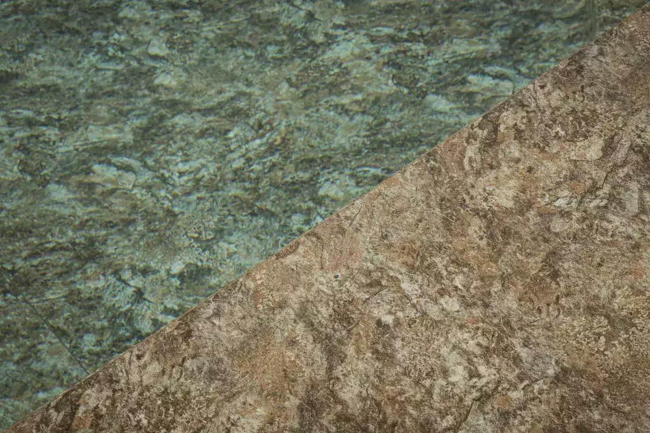 Piscine rectangulaire à l’eau rocheuse