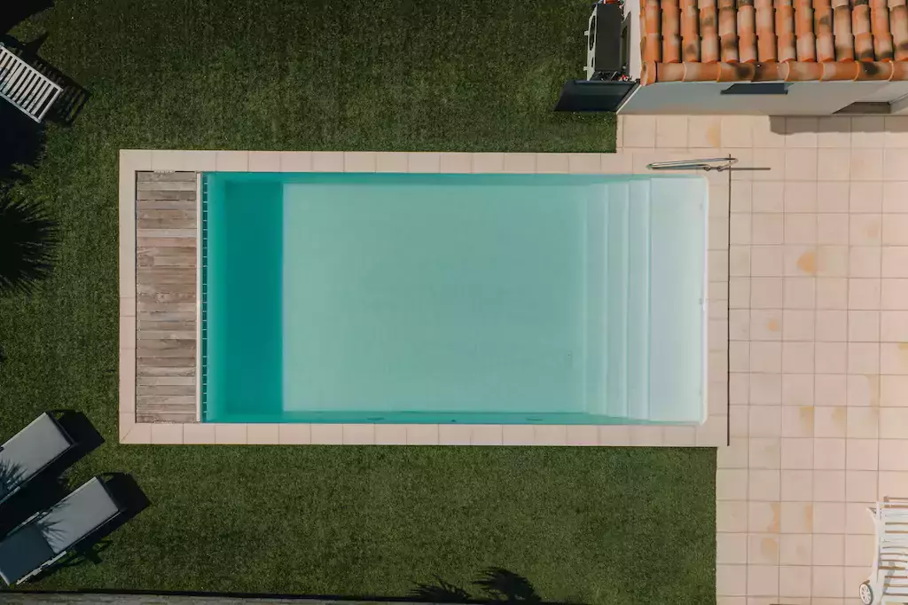 piscine liner blanc dans un jardin paysagé