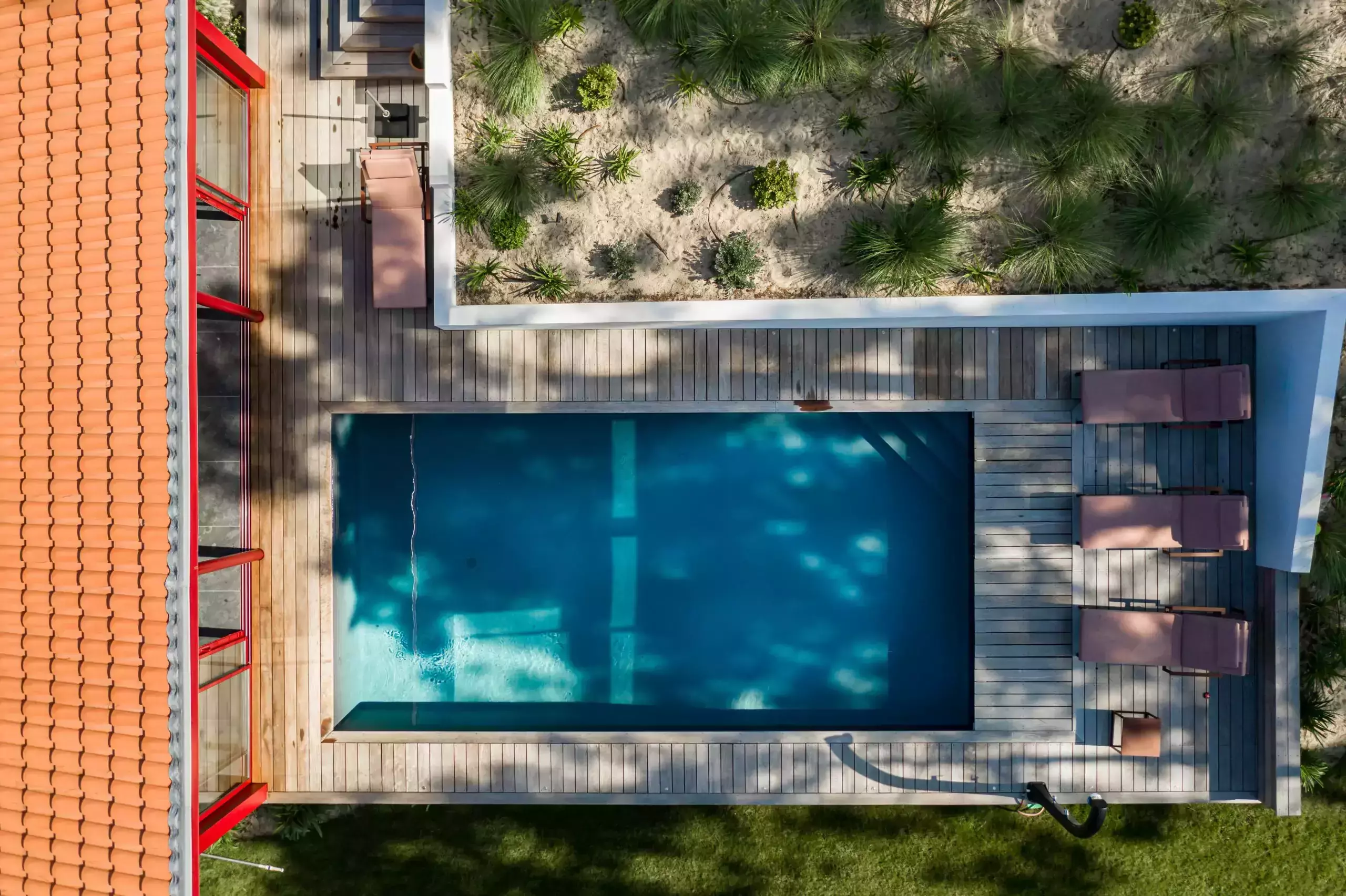 Piscine et pool house rouge