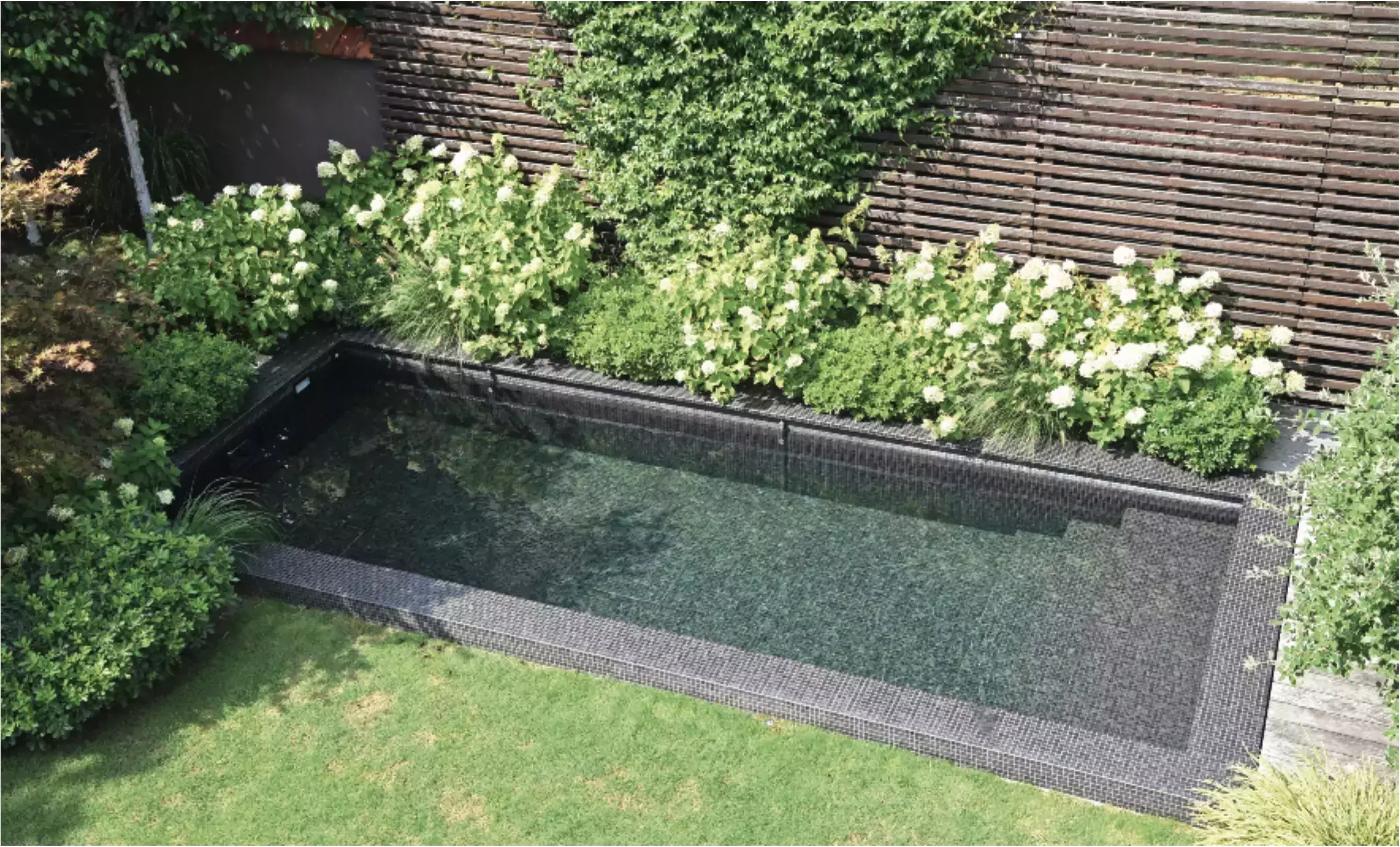 piscine à fond mobile à Paris dans un jardin en centre ville