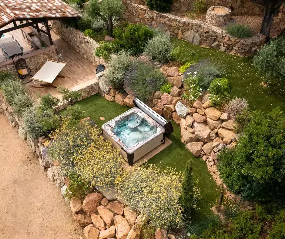 Contemplez le maquis corse depuis notre piscine à débordement, une expansion harmonieuse de l'espace de vie extérieur de la villa.