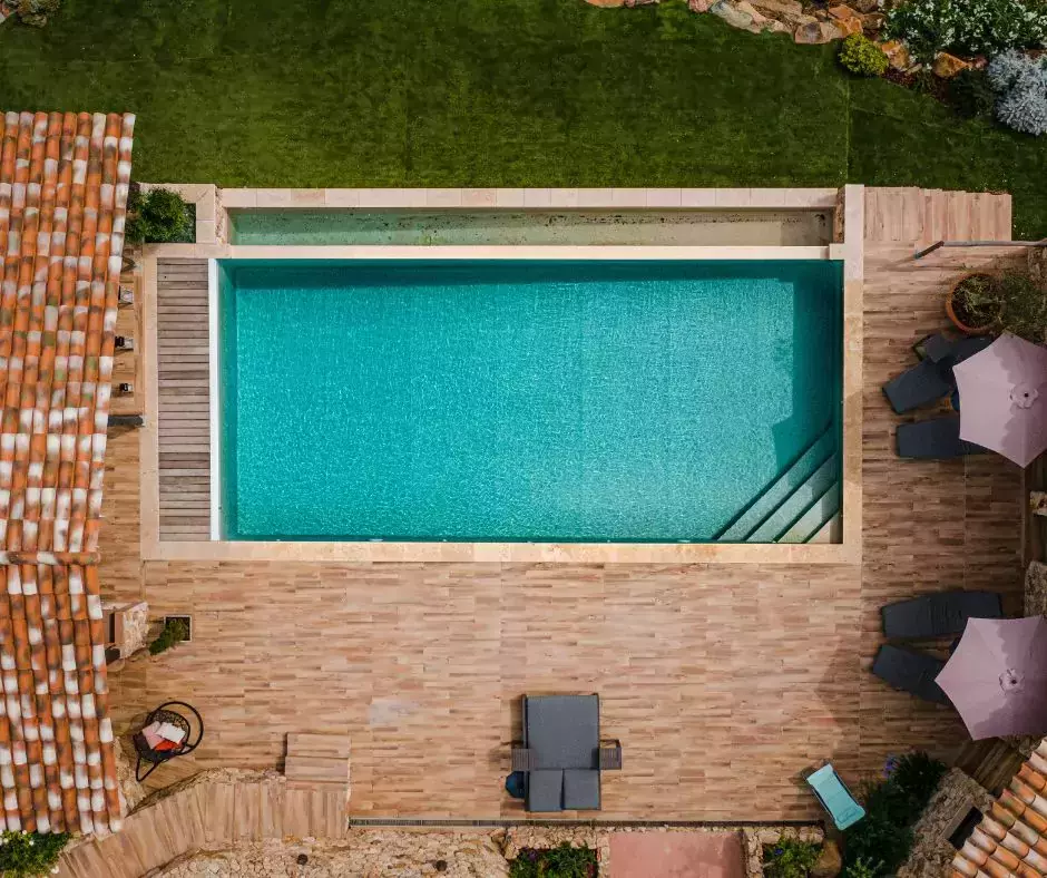 Conçue pour la sérénité, notre piscine à débordement récente offre une vue panoramique sur le maquis corse et des aménagements de détente diversifiés.