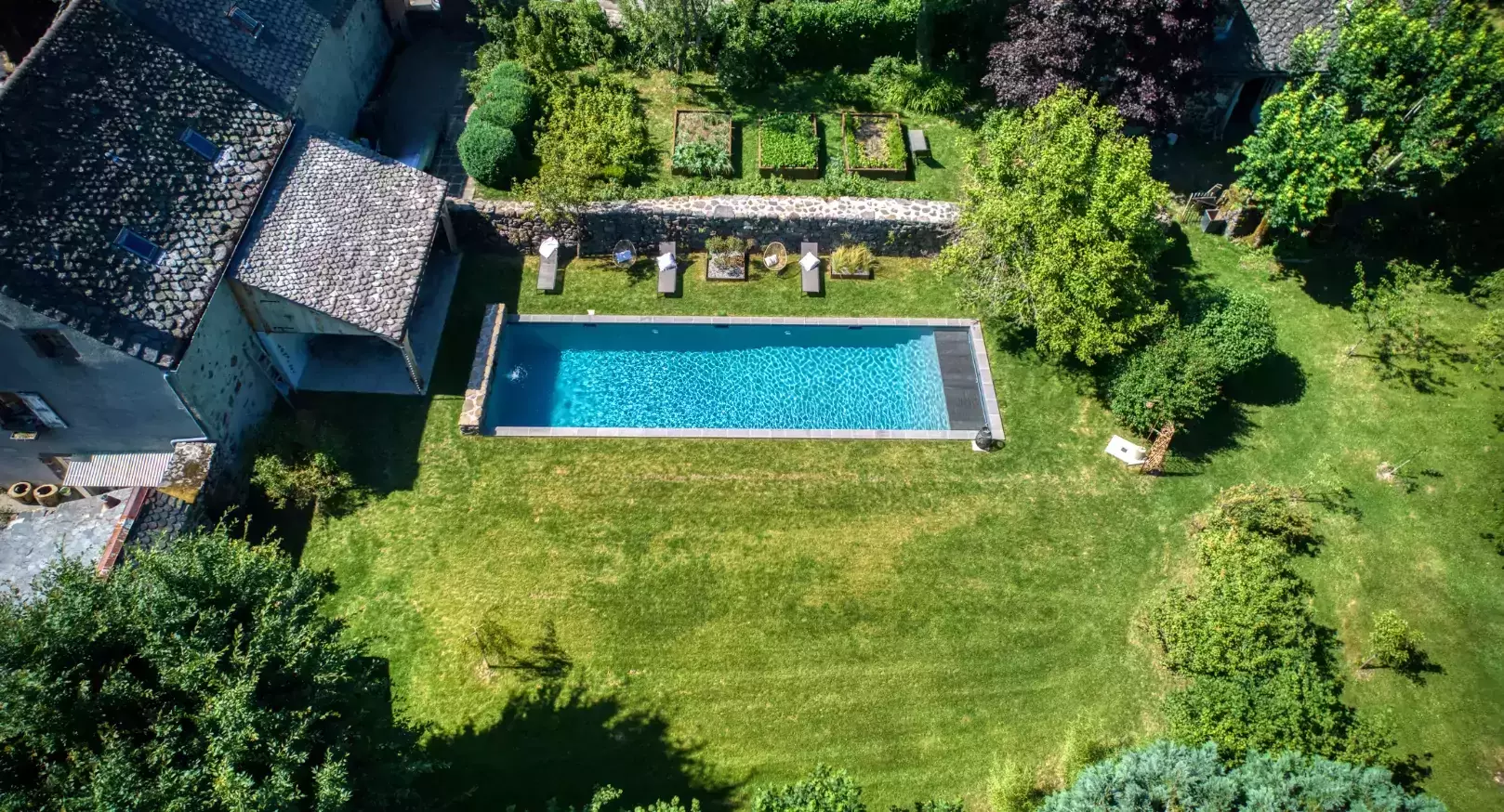 Aménagement d'un bassin de natation linéaire dans un jardin privé, situé dans un village pittoresque de France