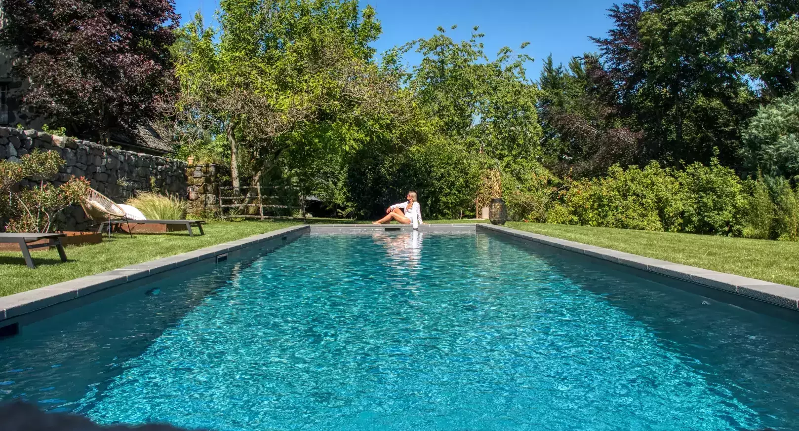 Construction d'une voie d'eau pour la natation dans le jardin d'une propriété, nichée dans un charmant village français