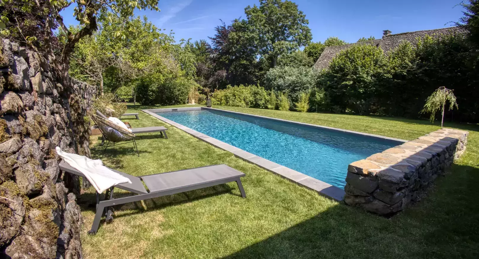 Développement d'un passage de natation dans un jardin de maison, situé dans un village français de grande beauté.