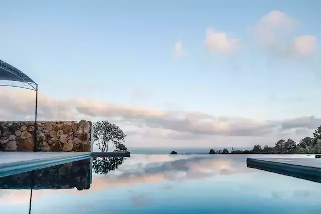 piscine à débordement face à une vue splendide