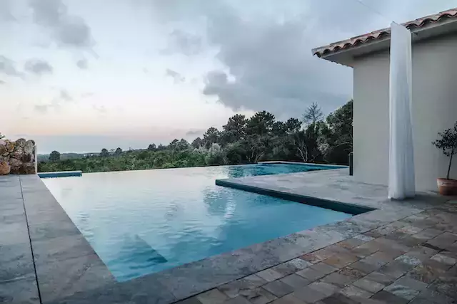 piscine à débordement face à une vue splendide