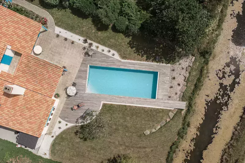 piscine rectangulaire, entre jardin et maraisv