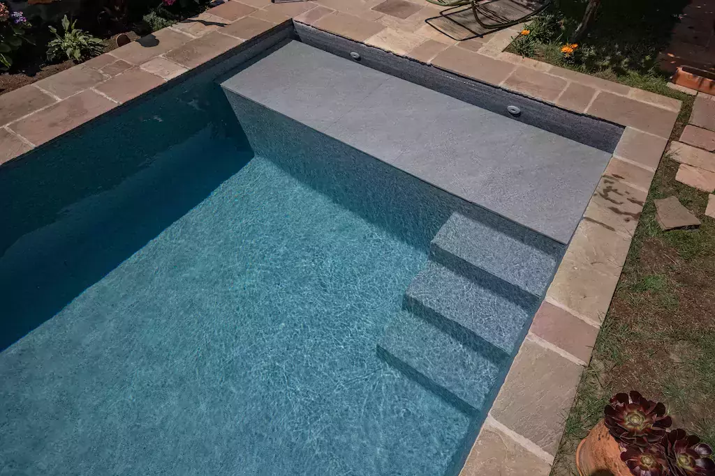 piscine en membrane armée touch prestige avec une terrasse en pierre de bidache