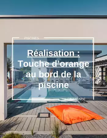 piscine avec une touche d'orange au bord de la piscine